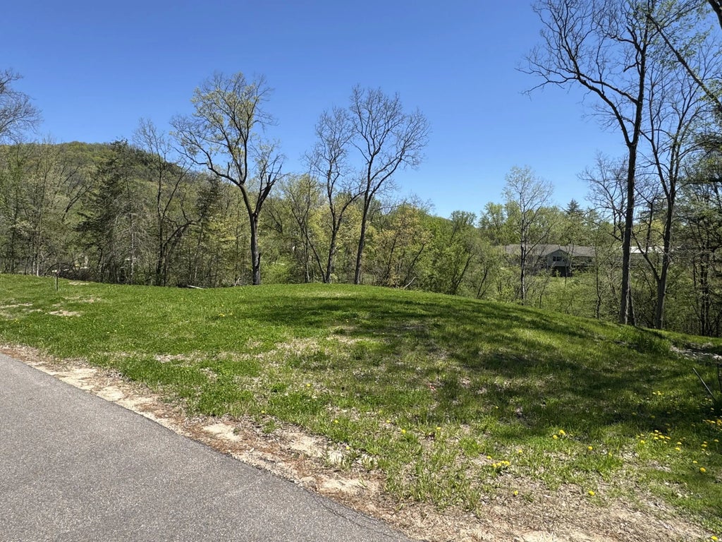 Hickory Ln, La Crescent