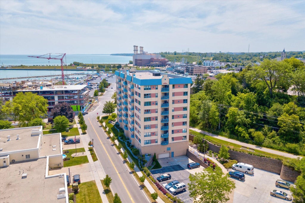 415 N Lake St 805, Port Washington