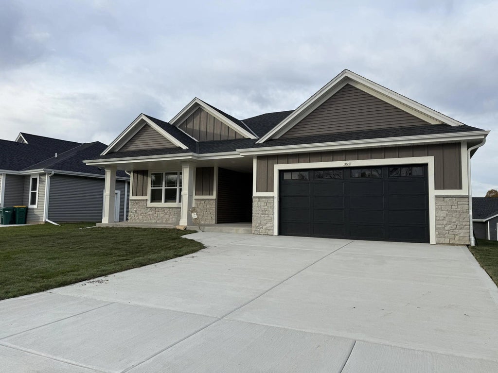 1023 Waterstone Ct, Pewaukee