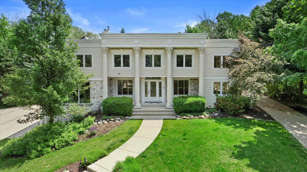 W222n8208 Plainview Pkwy, Lisbon