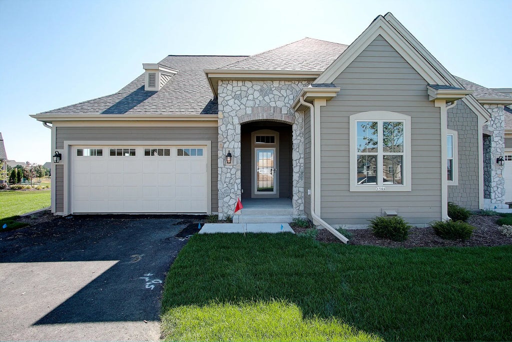 1626 Belmont Ln 27, Oconomowoc