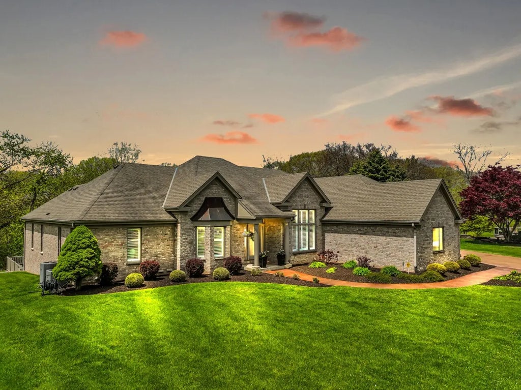 8 Lake Pointe Cir, Wind Point