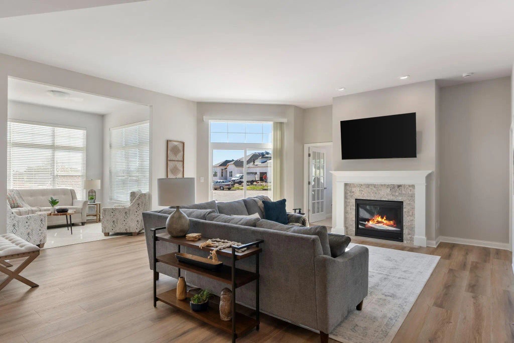 913 Mary Grace Ct 49, Grafton