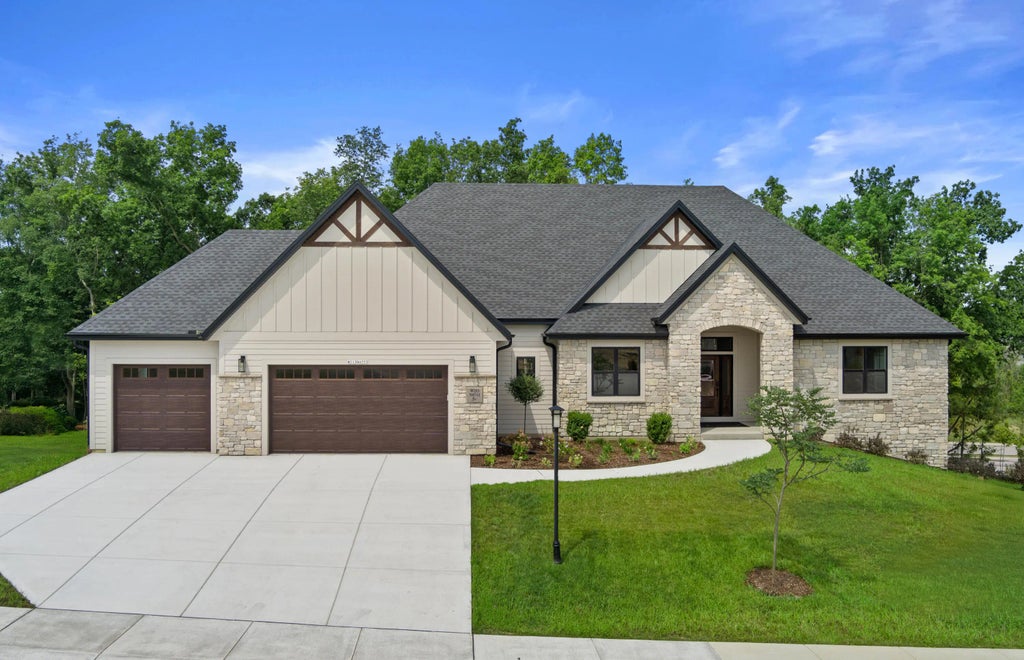 213 W Fairview Dr, Menomonee Falls