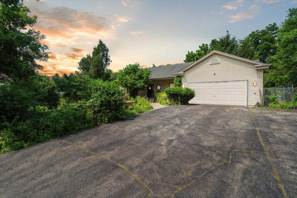 N3131 Center St, Geneva