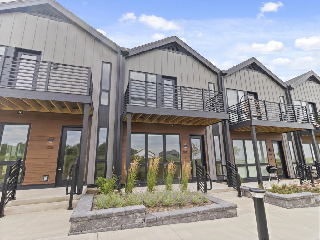 9352 S Alder Pl 105, Oak Creek