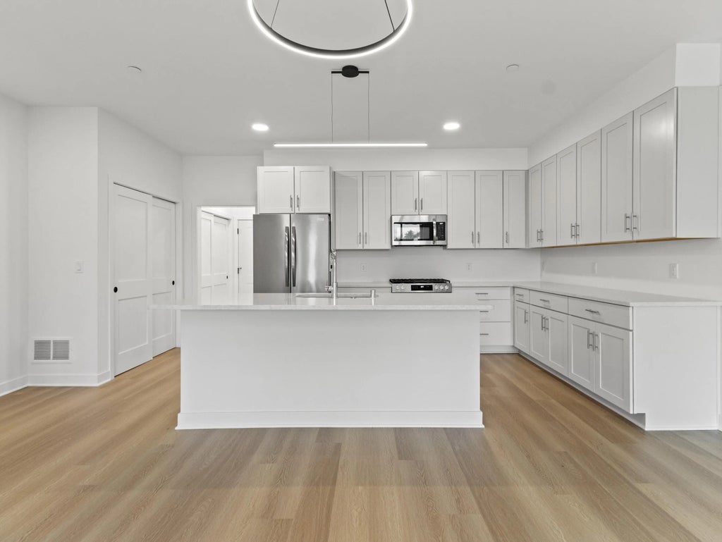 4163 E Hemlock Dr 106, Oak Creek