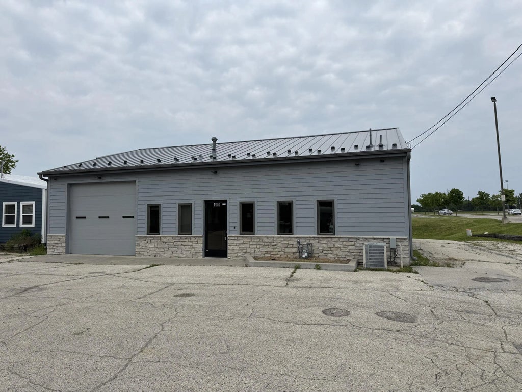 400 W Sunset Dr, Waukesha