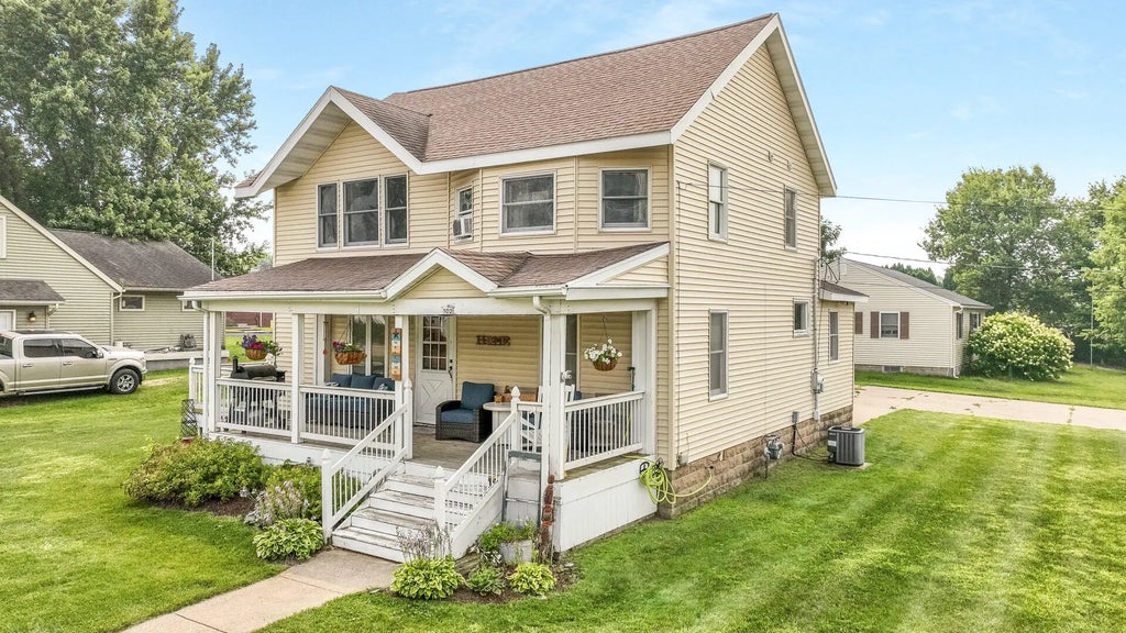 102 S Peterson Ave, Blair