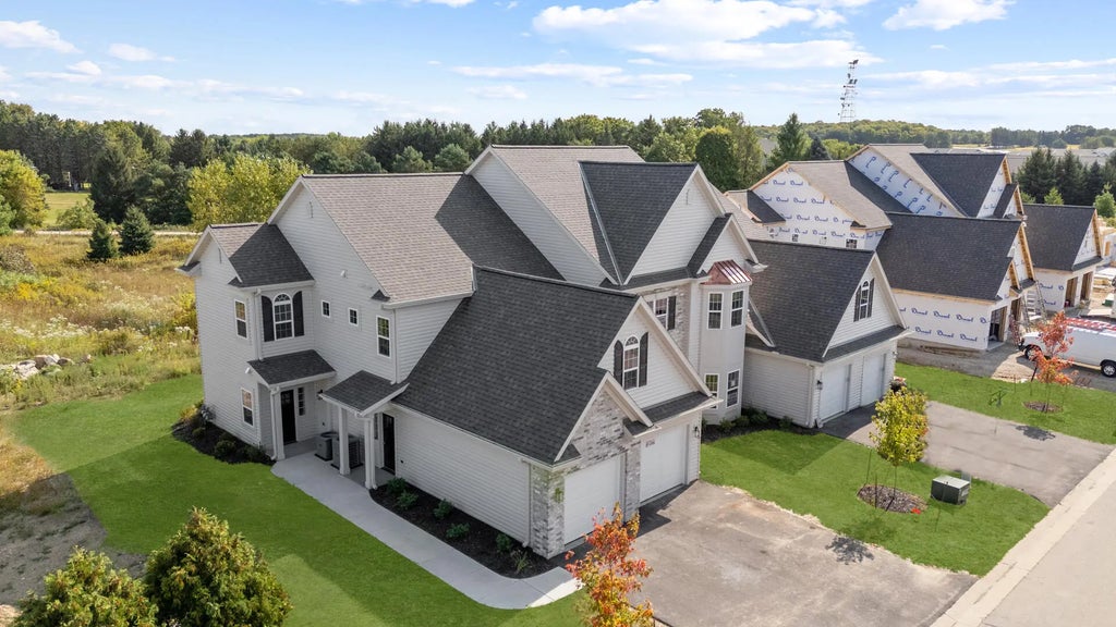 1822 Horseshoe Ln 423-2, Slinger