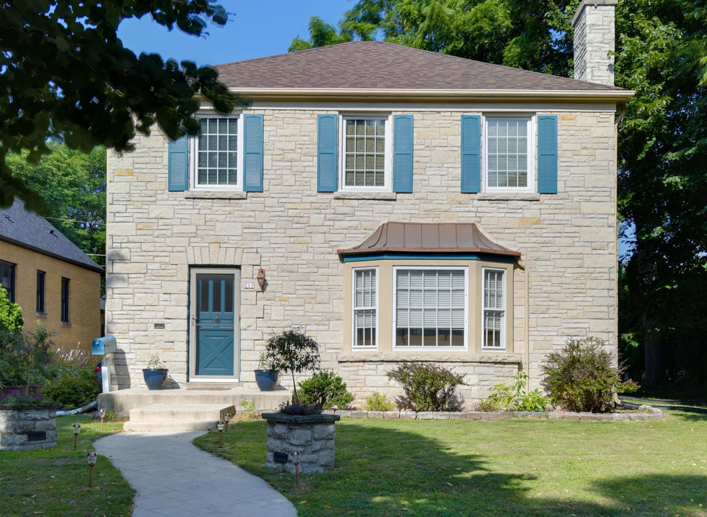 211 N 88th St, Wauwatosa