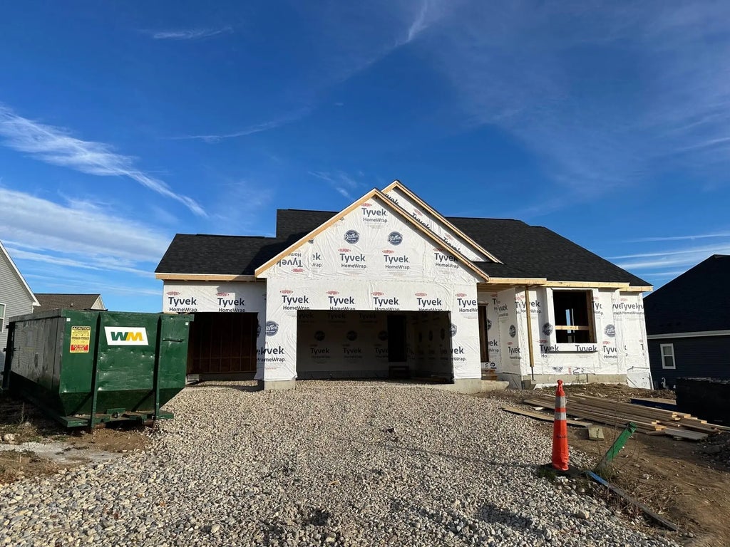 652 Mary Way, Slinger