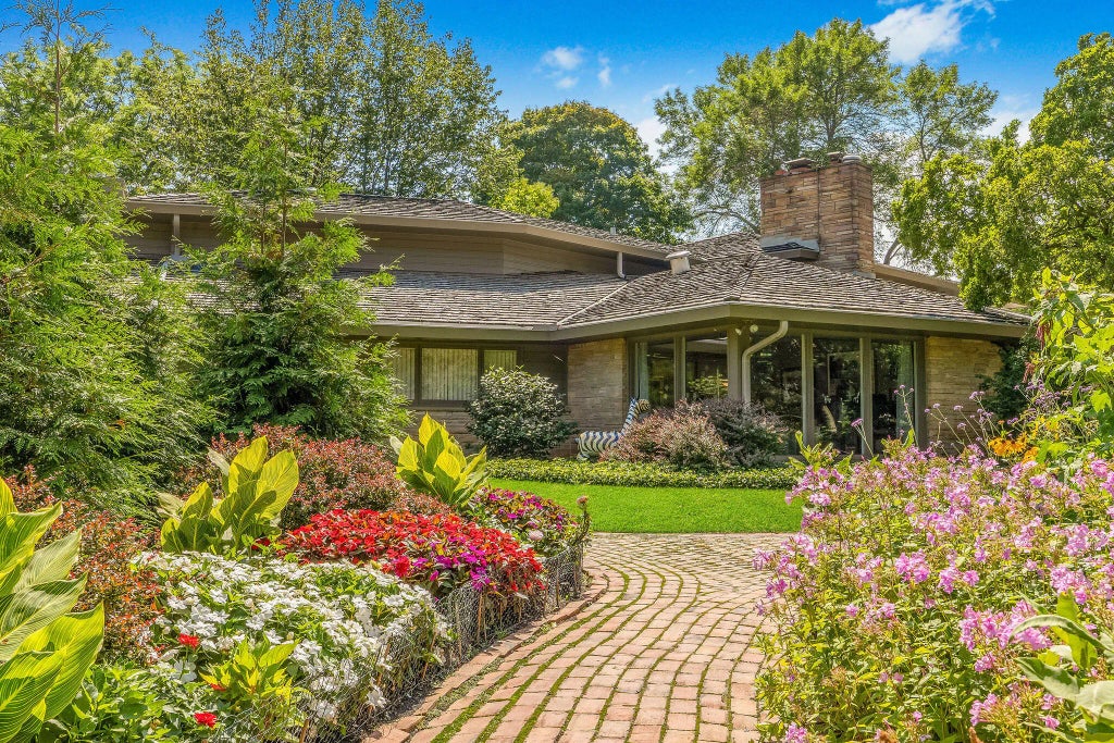 1530 W Cedar Ln, River Hills