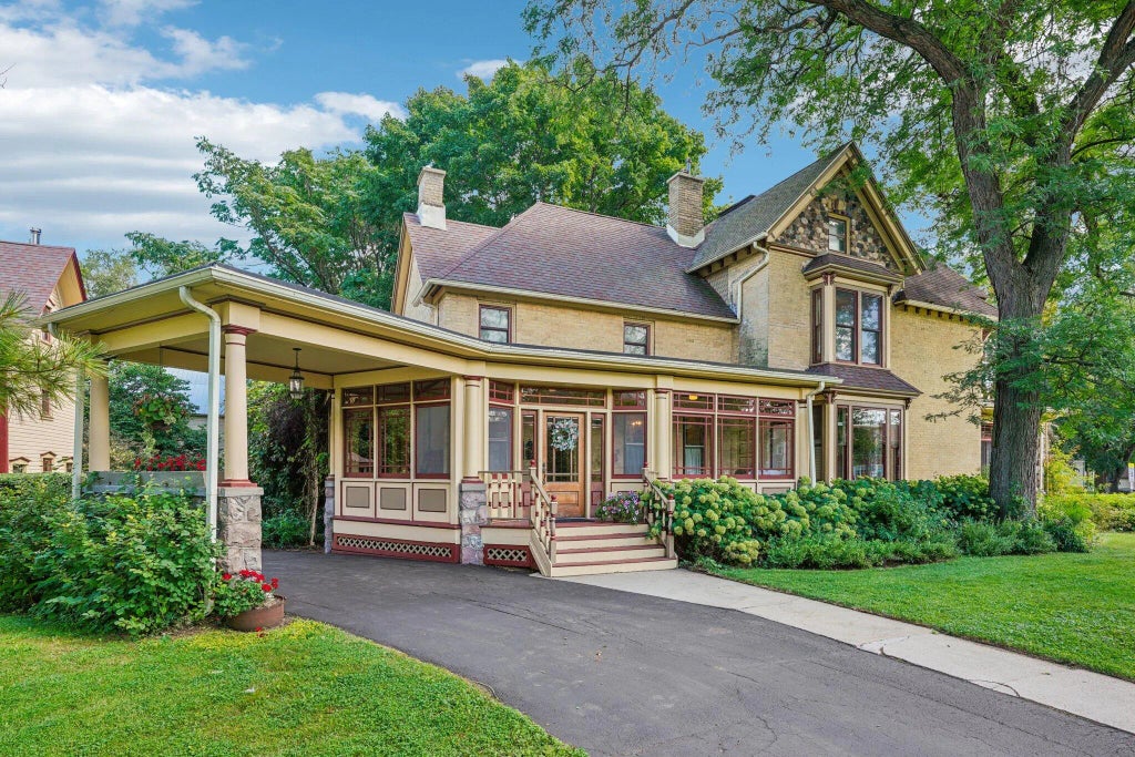 204 E Court St, Elkhorn