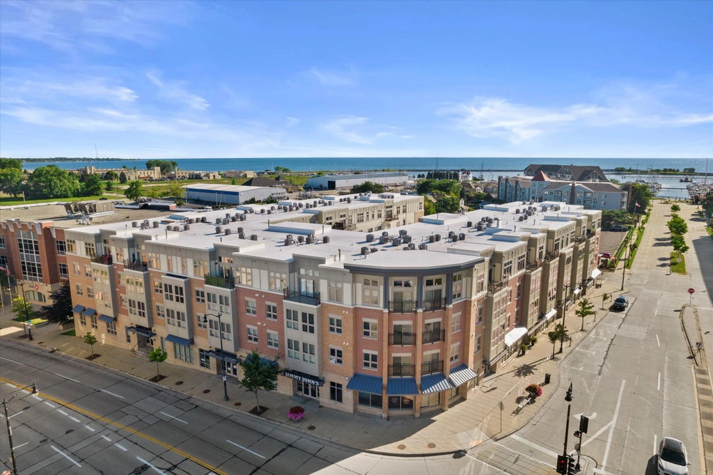 141 Main St 422, Racine