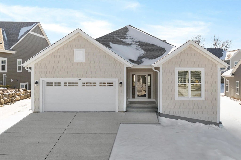 394 Sandy Cir, Pewaukee