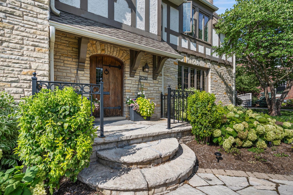 2730 E Menlo Blvd, Shorewood