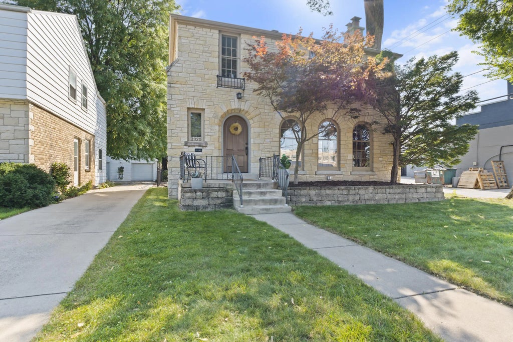 2320 N 89th St, Wauwatosa