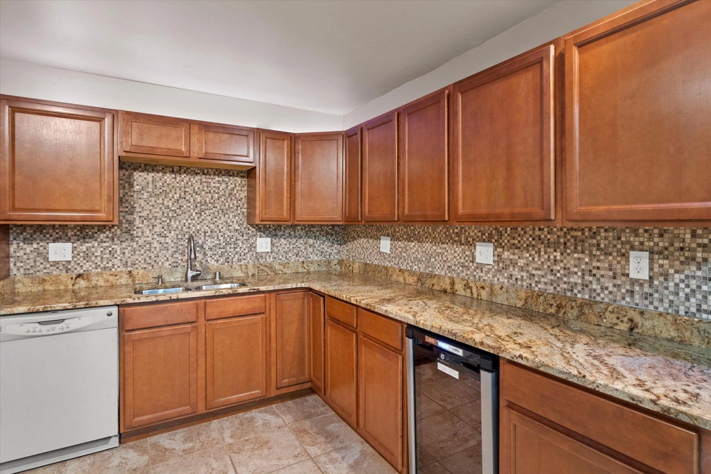 2230 W Good Hope Rd 25, Glendale