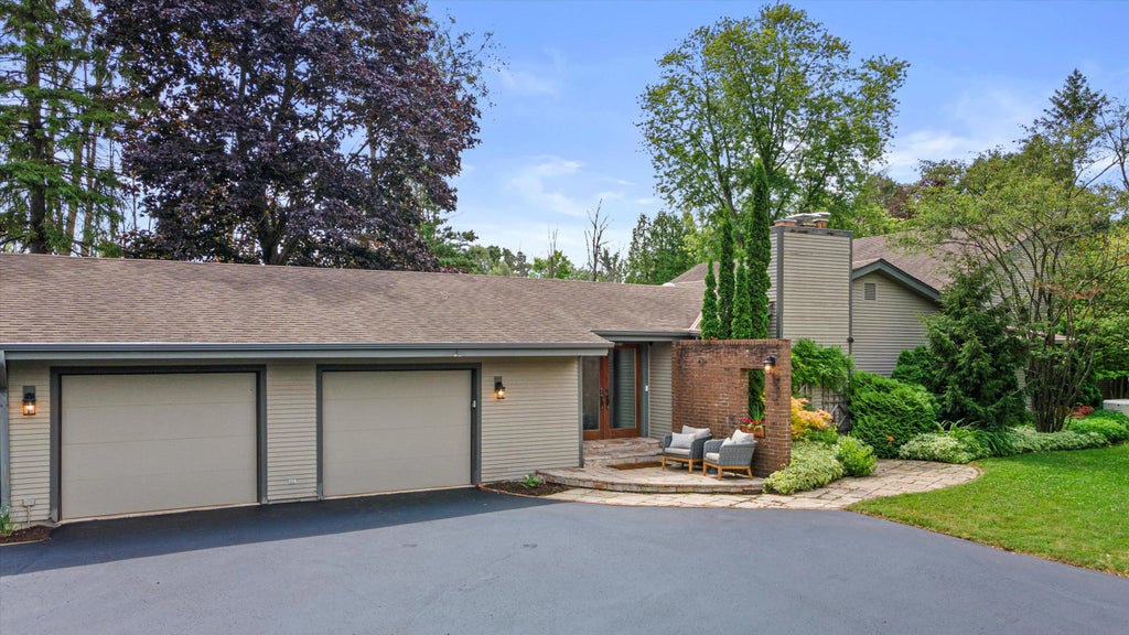 1465 W County Line Rd, River Hills