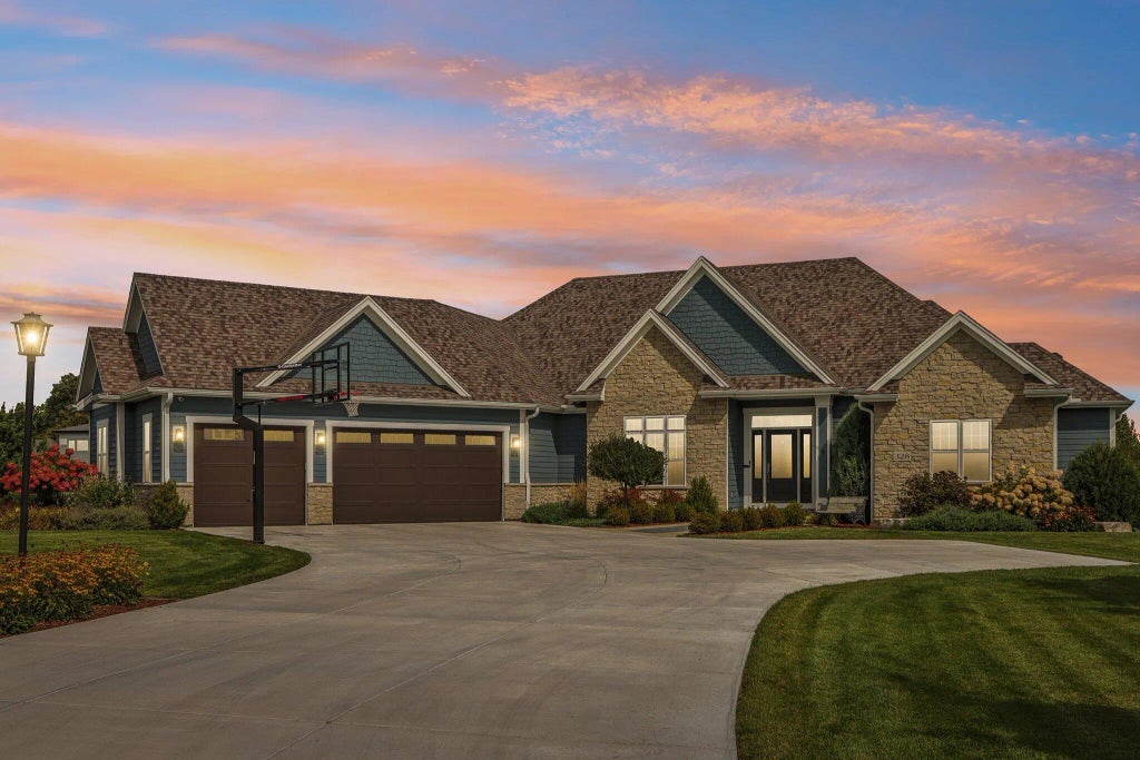 328 Hemlock Ct, Hartland