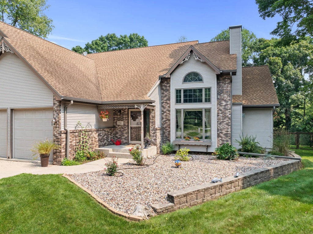 261 Riverwood Dr, Mishicot