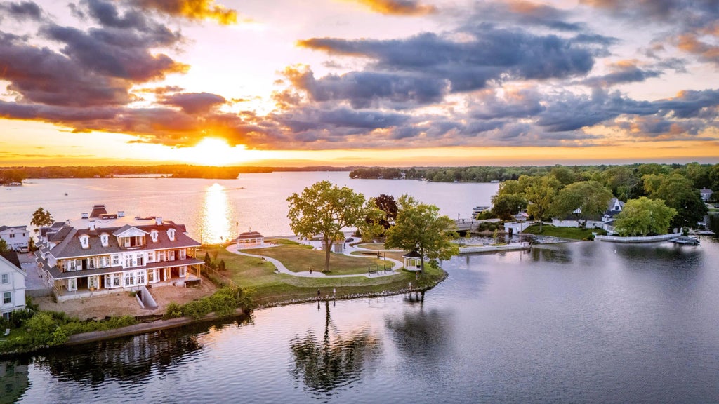 503 N Lake Rd 5, Oconomowoc