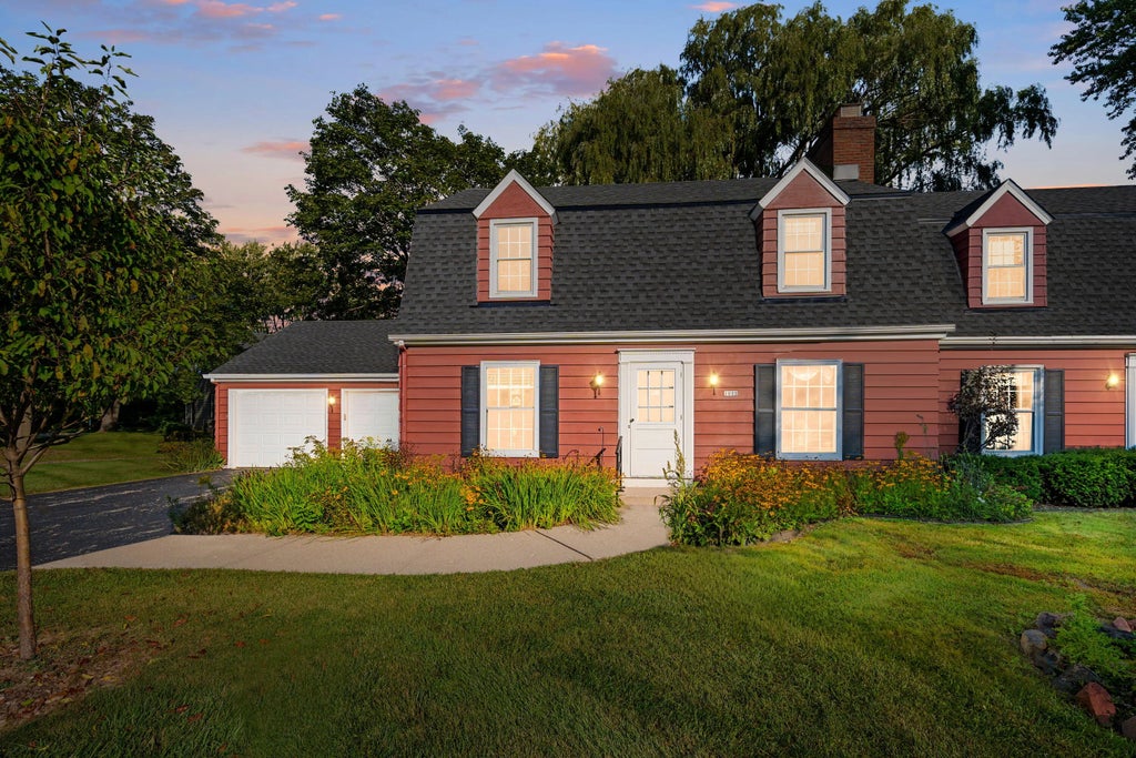 1012 W Cedar Ridge Ct, Mequon