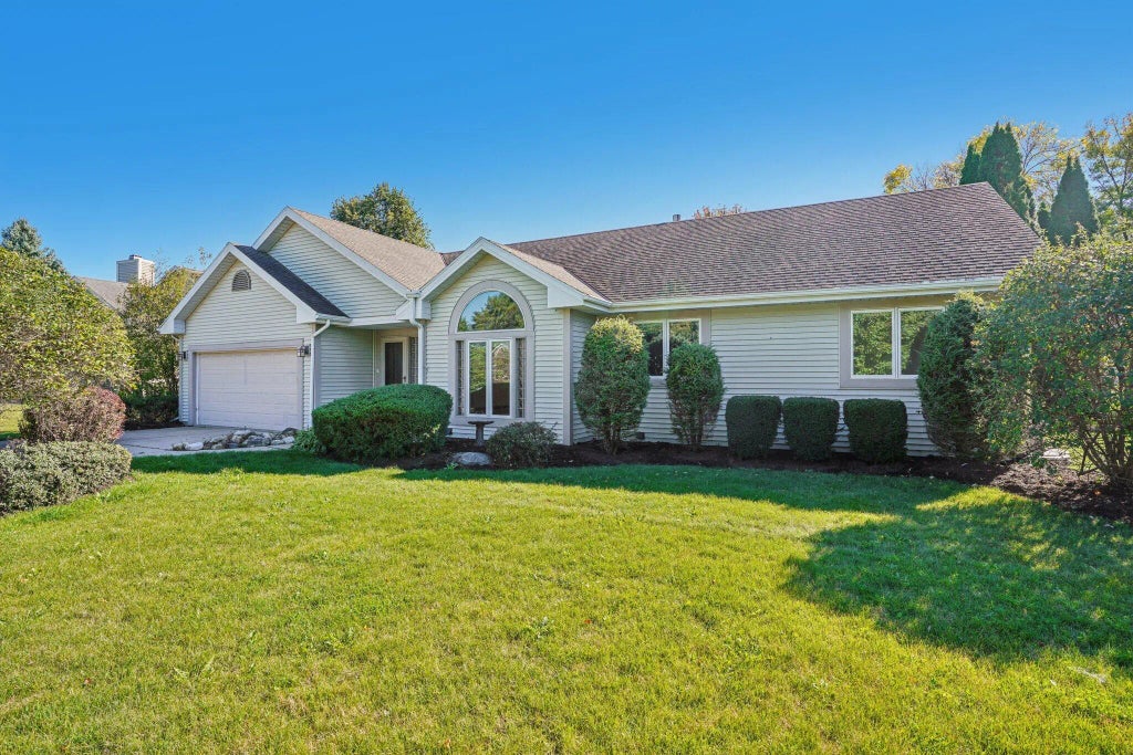 N26w22577 Oakwood Ln, Pewaukee