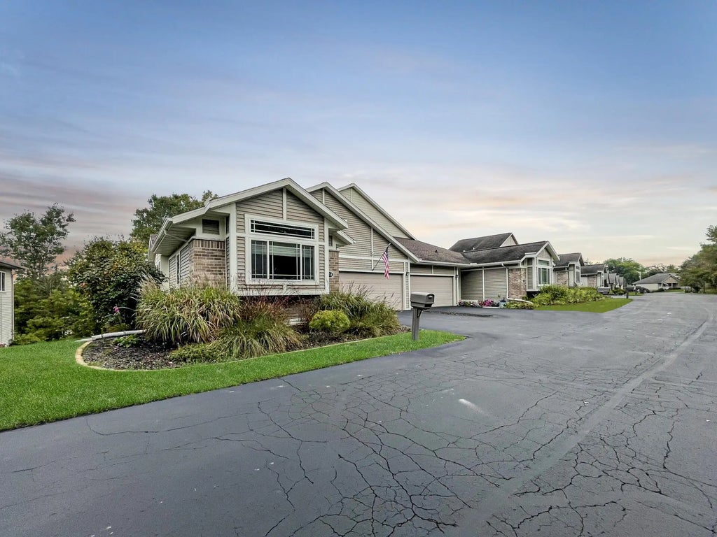 214 S Hills Ct 214, Plymouth