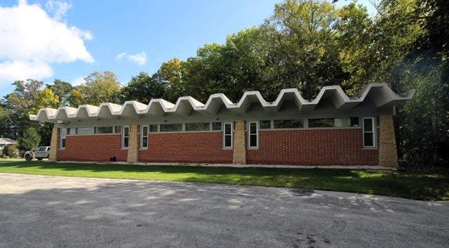 19010 W Main St, Lannon