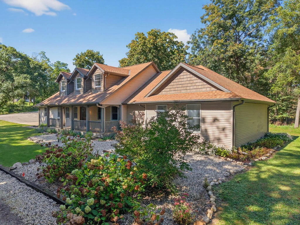 W349s10106 Bittersweet Ct, Eagle