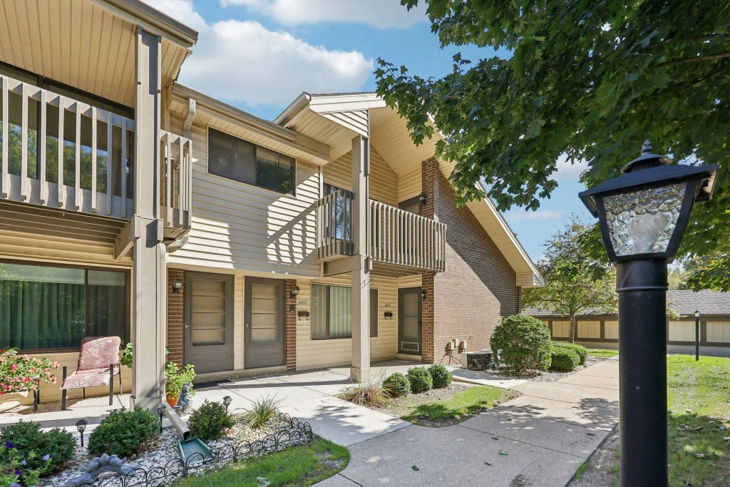 1657 S Carriage Ln, New Berlin