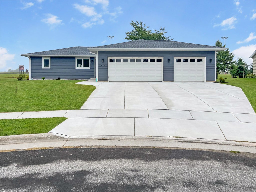 525 Washington Cir, Oostburg