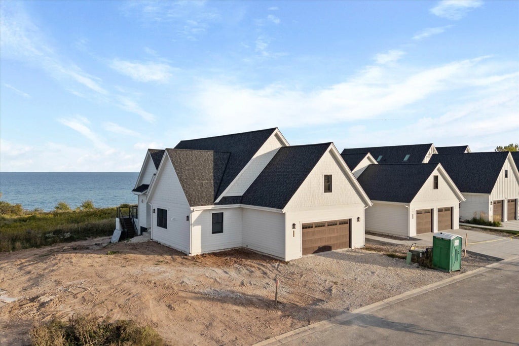 1082 Seanma Wynd -, Port Washington