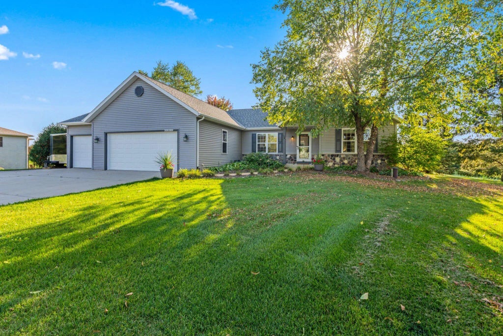 W381n8381 Rolling River Ct, Oconomowoc