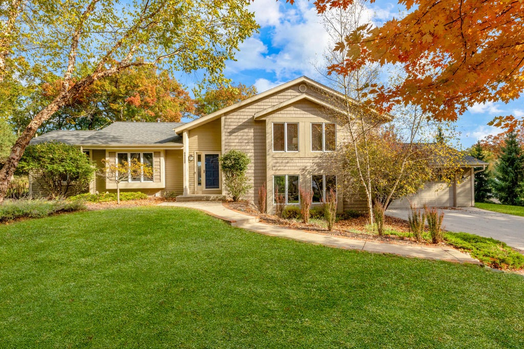 34352 Valley Rd, Delafield