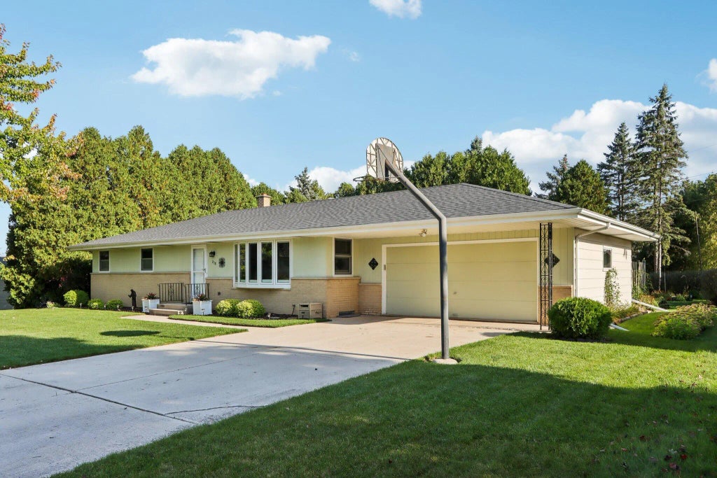 238 Summit Dr, Fredonia