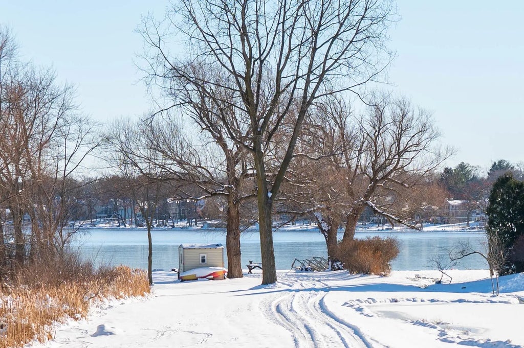 W304n2426 Maple Ave, Delafield