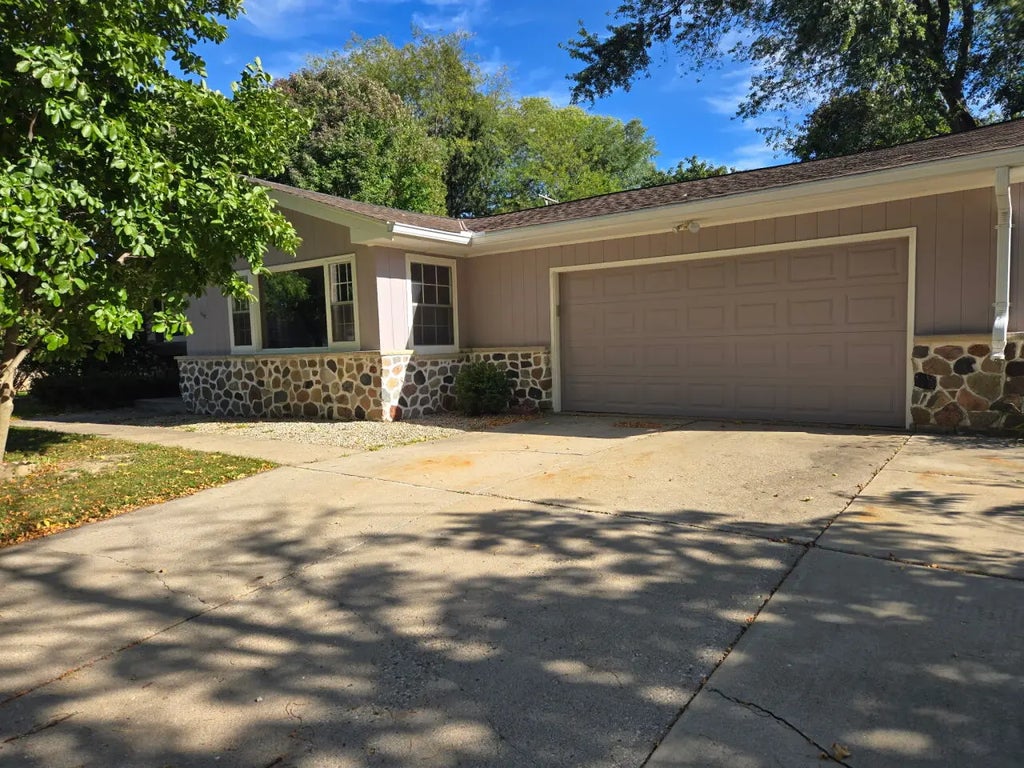 917 E Roberta Ave, Waukesha