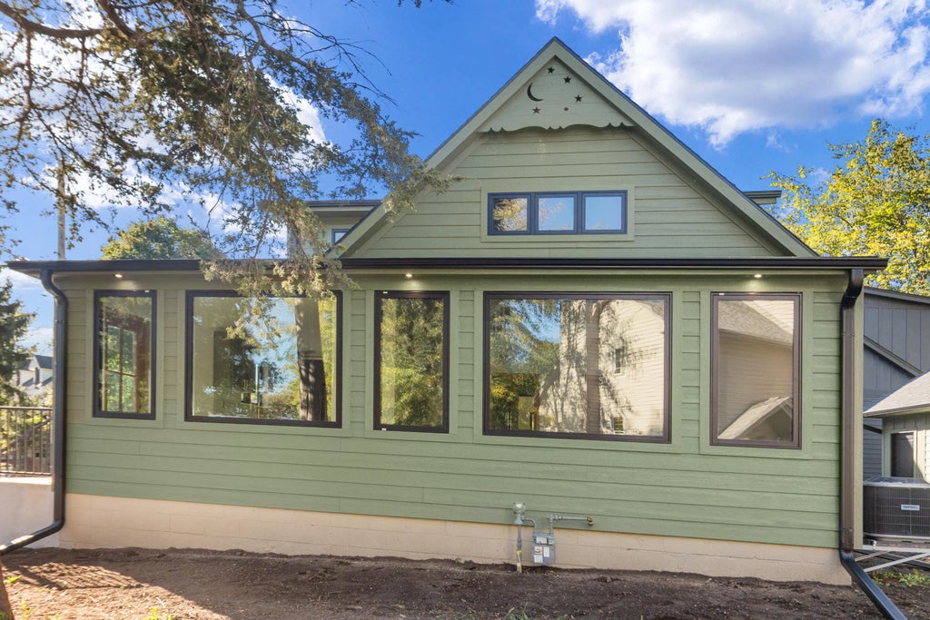 637 1st St, Delafield