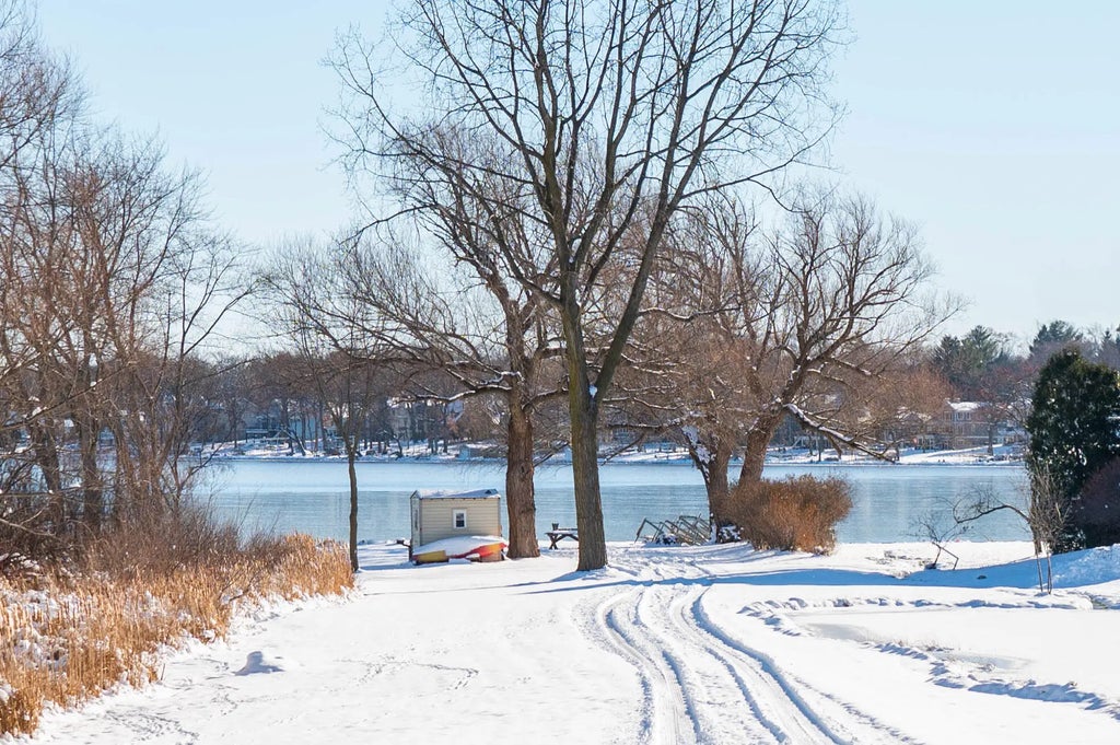 W304n2426 Maple Ave, Delafield