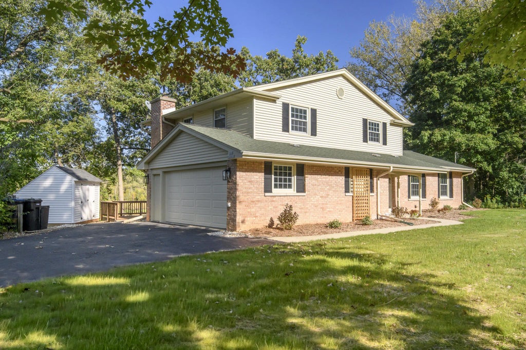 S95w23000 River Oaks Dr, Vernon