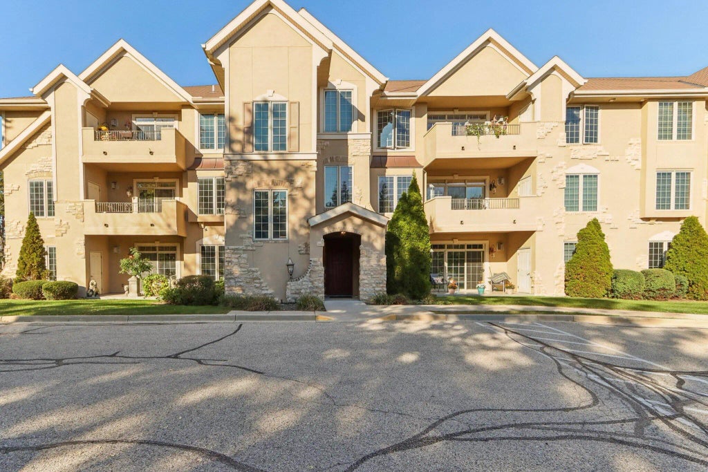 2912 N University Dr 208, Waukesha