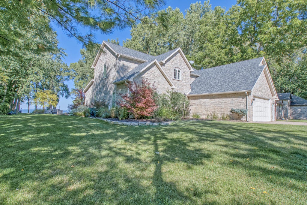 5100 Streich Ln, Black Wolf