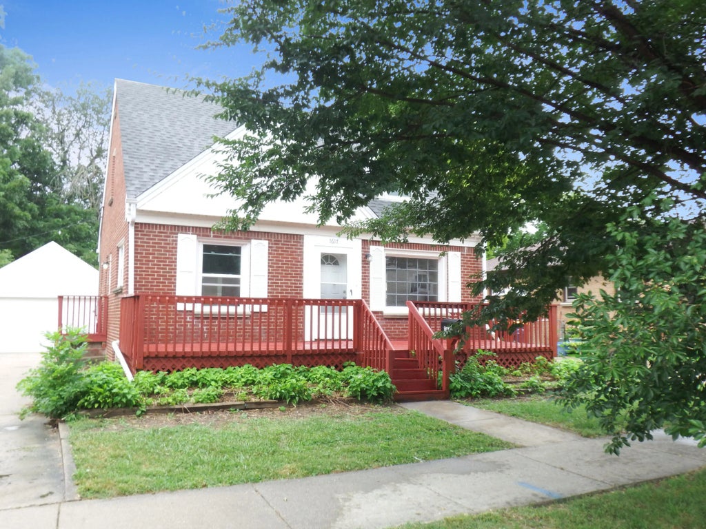 1617 S 88th St, West Allis