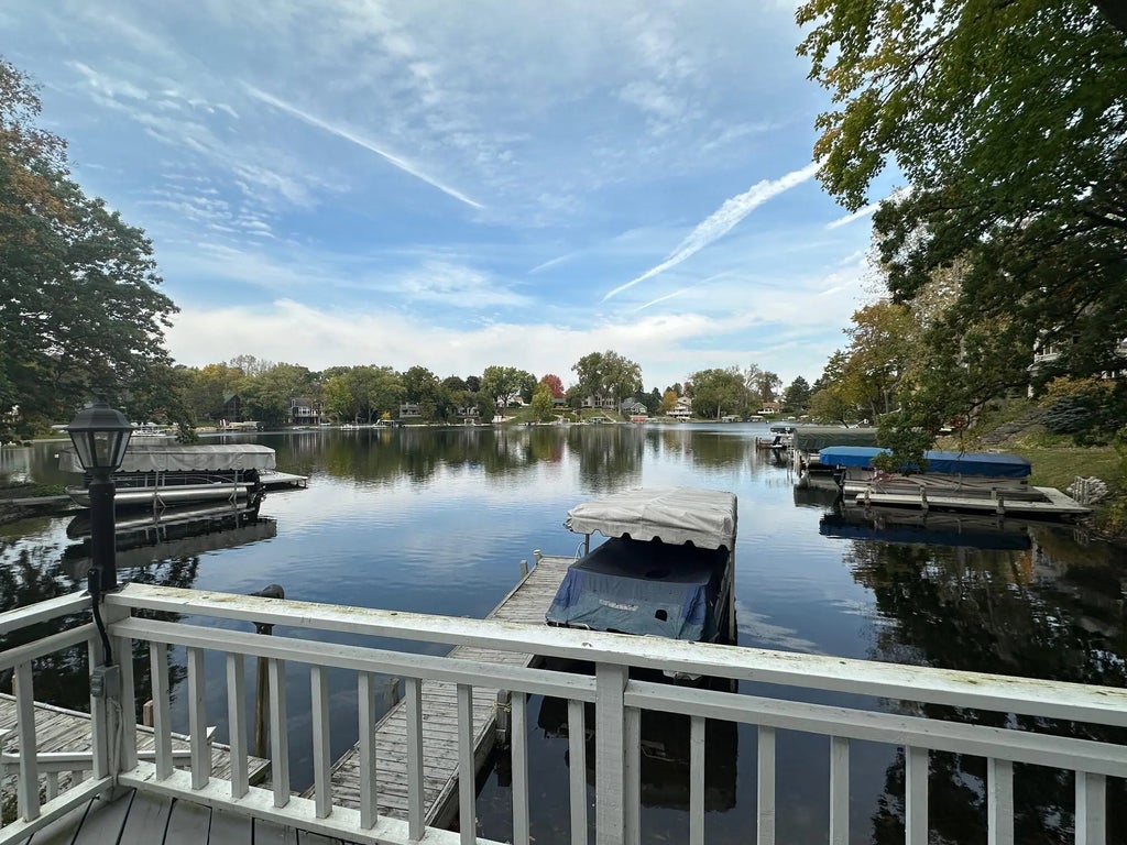 N52w34404 Peterson Dr, Oconomowoc