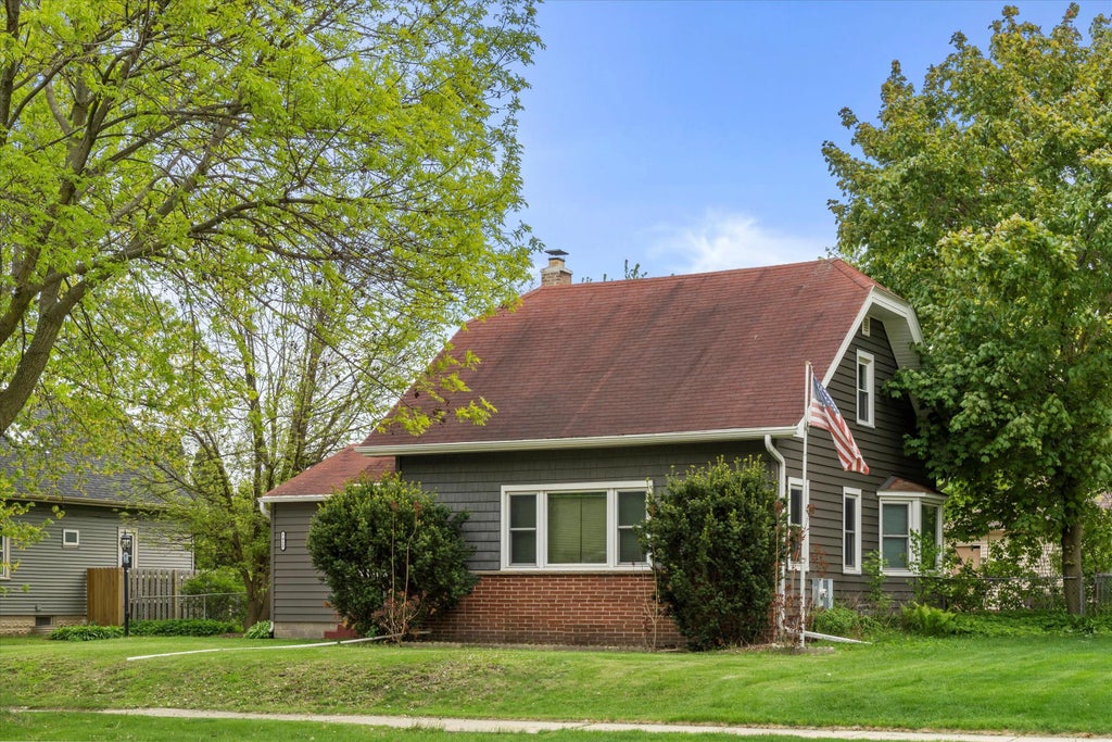 7911 W Cold Spring Rd, Greenfield