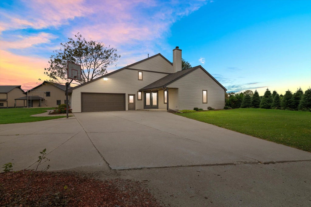 N9171 Nelson Rd, La Grange