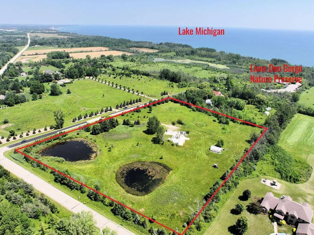 585 High Bluff Dr, Grafton